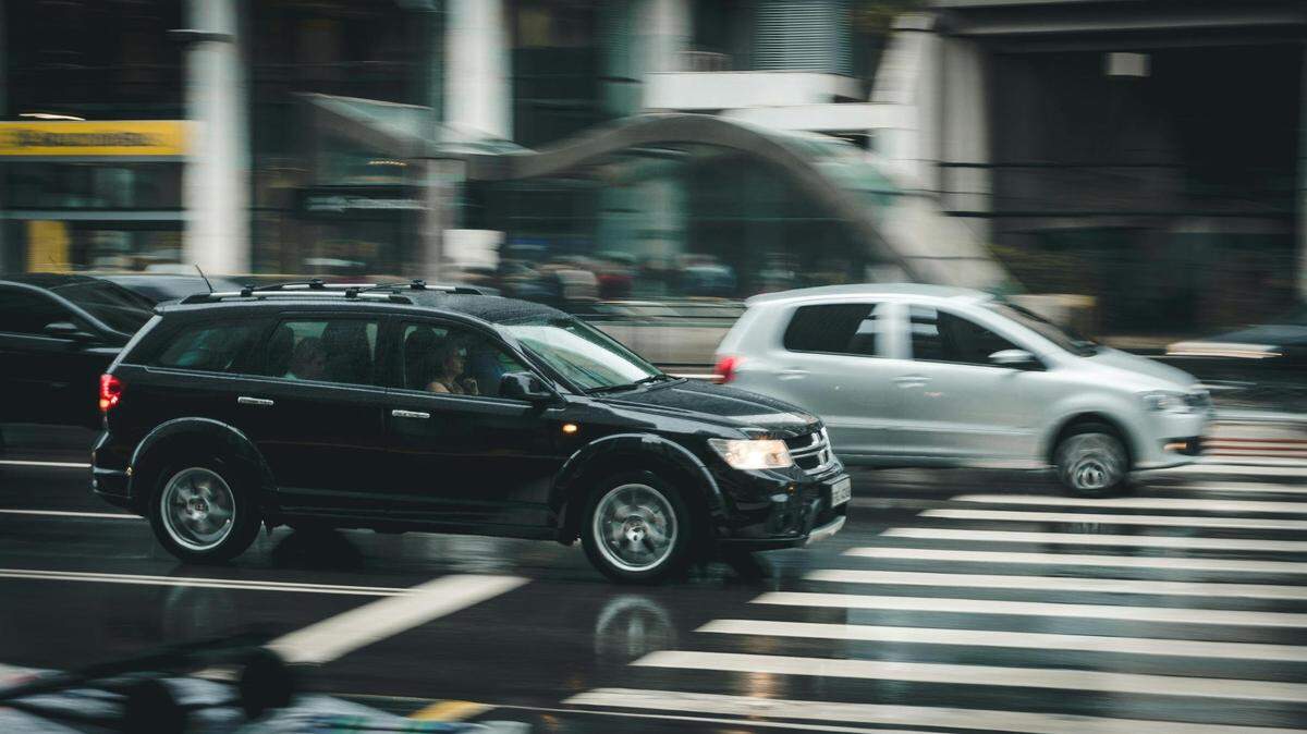 Stock image of traffic. Twenty percent of drivers in Texas are on the road without a license. Here’s what to know to protect yourself after an auto wreck in Fort Worth.
