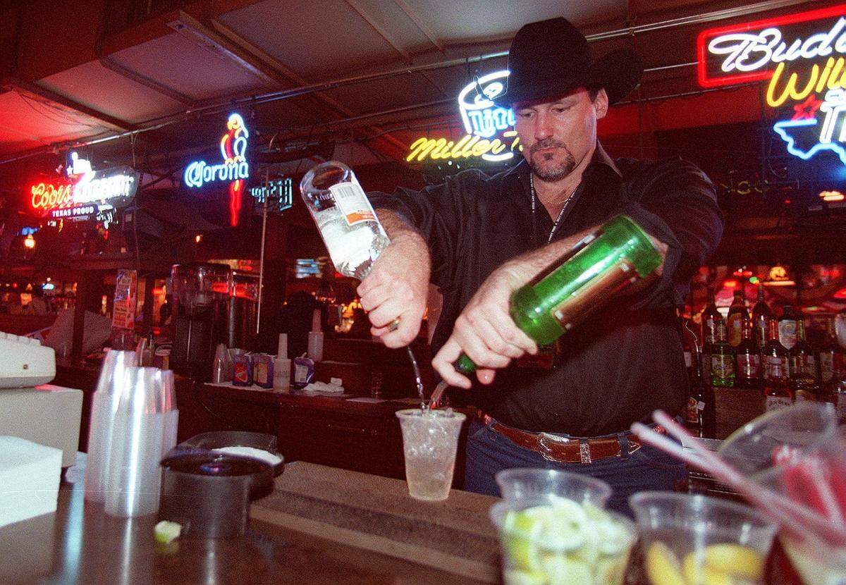Jan. 12, 2002: Bartender ‘Big Dan’ Morgan mixes drinks for patrons of Billy Bob’s Texas on a Saturday night.