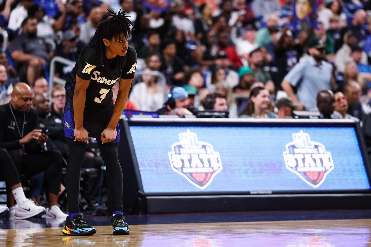 Mansfield Summit guard David Bardere II (3) puts his hands on his knees looking toward the action in the Class 5A Division II state championship against Beaumont United at The Alamodome in San Antonio, Texas, March 14, 2026.
