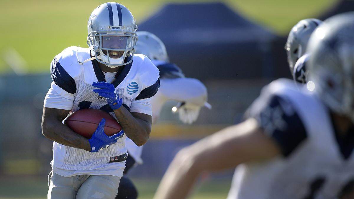 Dallas Cowboys receiver Tavon Austin (10) running with the ball during the afternoon practice at training camp in Oxnard, CA, Monday, Aug. 6, 2018.