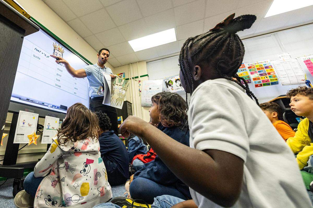 First-grade teacher Luis Ortiz goes over vowels with his class at South Hi Mount Elementary in Fort Worth on Tuesday, Dec. 5, 2023.
