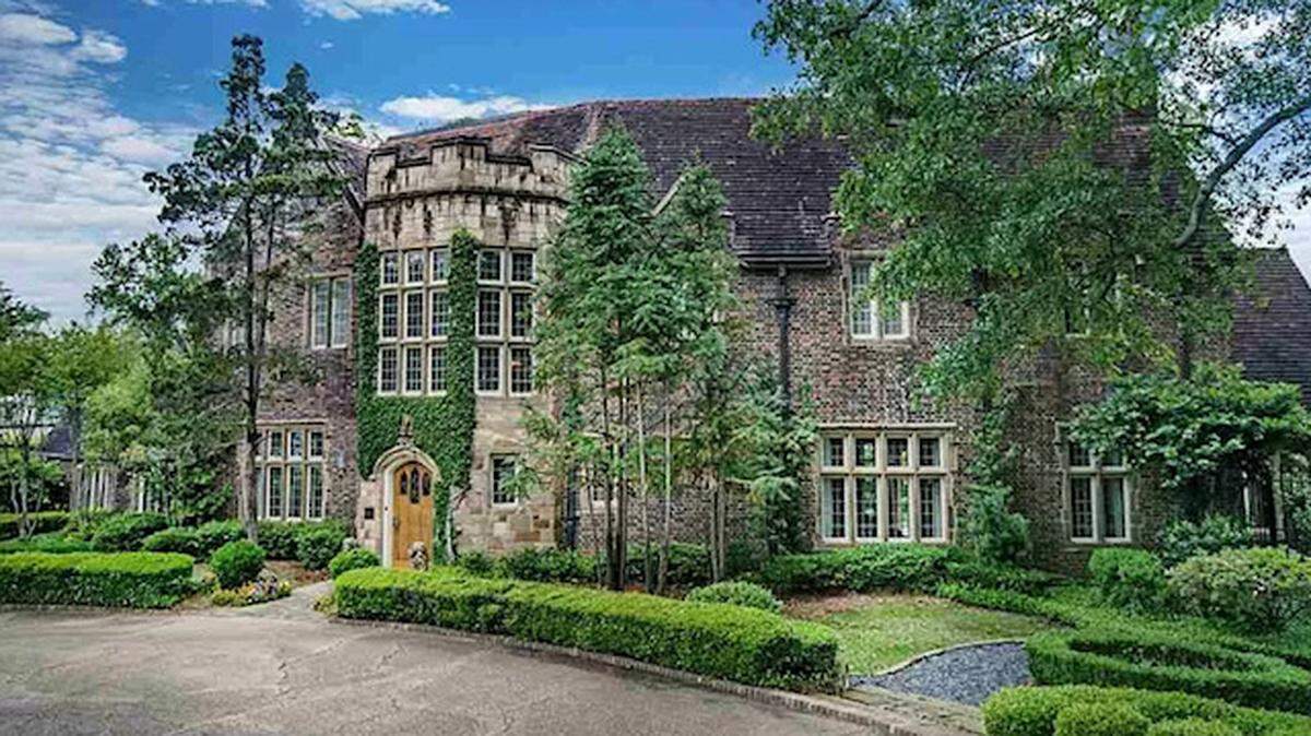 This estate in Jackson, Mississippi, is on the market for $1.47 million.