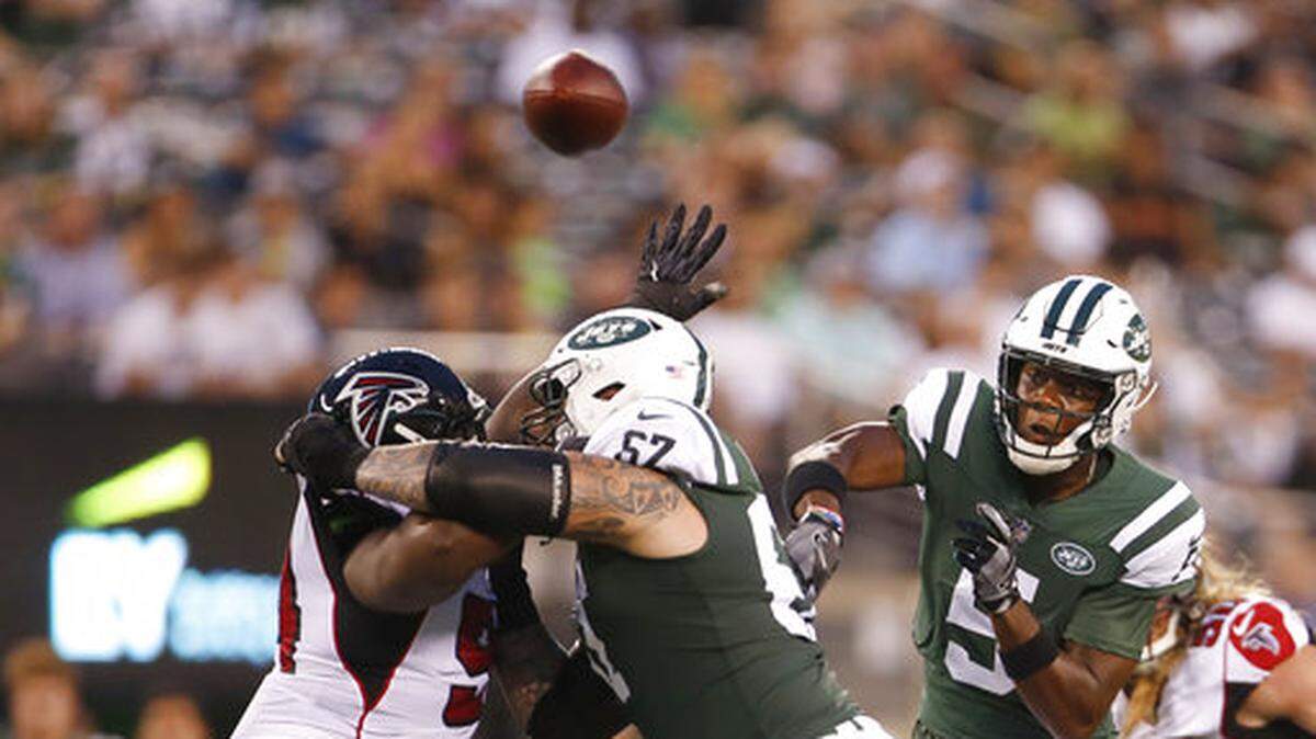 New York Jets quarterback Teddy Bridgewater (5) throws a pass to running back Isaiah Crowell during the first half of a preseason NFL football game Friday, Aug. 10, 2018, in East Rutherford, N.J. Crowell scored a touchdown on the play. (AP Photo/Adam Hunger)