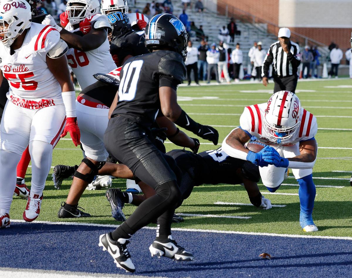 Duncanville running back Caden Durham (29) takes it in for six during the first half of a UIL Conference 6A Division I state semifinal football playoff game at Mesquite Memorial Stadium in Mesquite, Texas, Saturday, Dec. 09, 2023. Duncanville led North Crowley 24-0 at the half.
