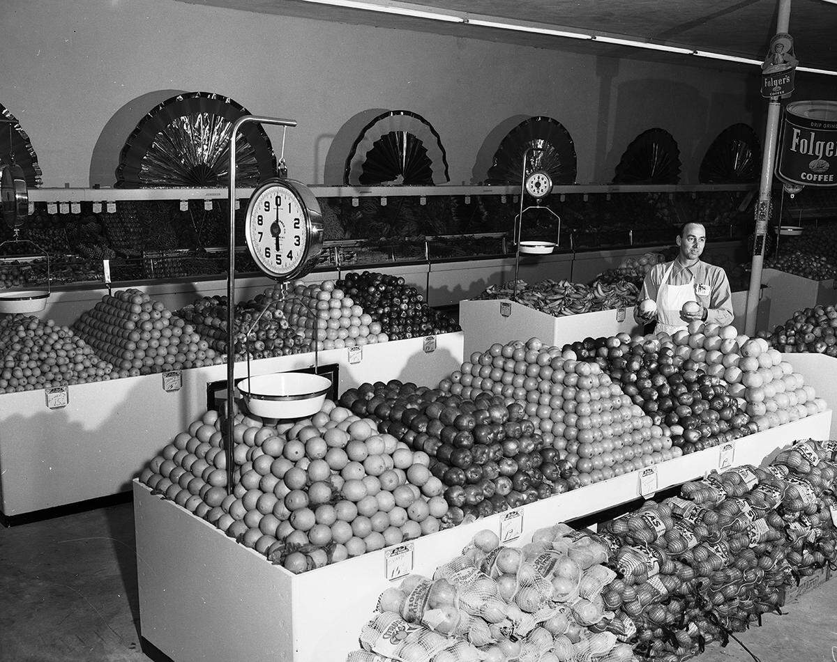 Dec. 18, 1952: Series opening of new Buddie’s Super Market No. 3 at 6825 Camp Bowie. Bill Dolgener, manager of the produce department, arranges fresh fruit.