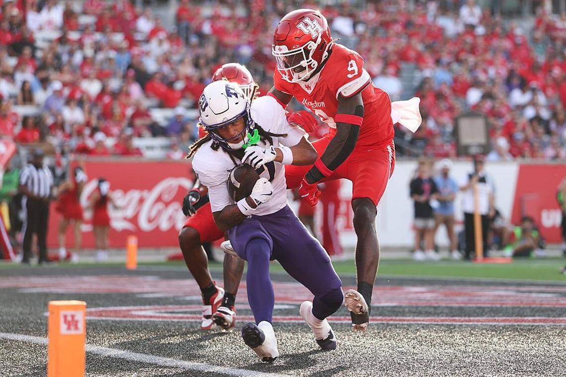 HOUSTON, TEXAS - NOVEMBER 22: Jordan Dwyer #7 of the Texas Christian University Horned Frogs makes a catch for a touchdown against Corey Platt Jr. #9 of the Houston Cougars in the first quarter of the game at TDECU Stadium on November 22, 2025 in Houston, Texas. (Photo by Kenneth Richmond/Getty Images)
