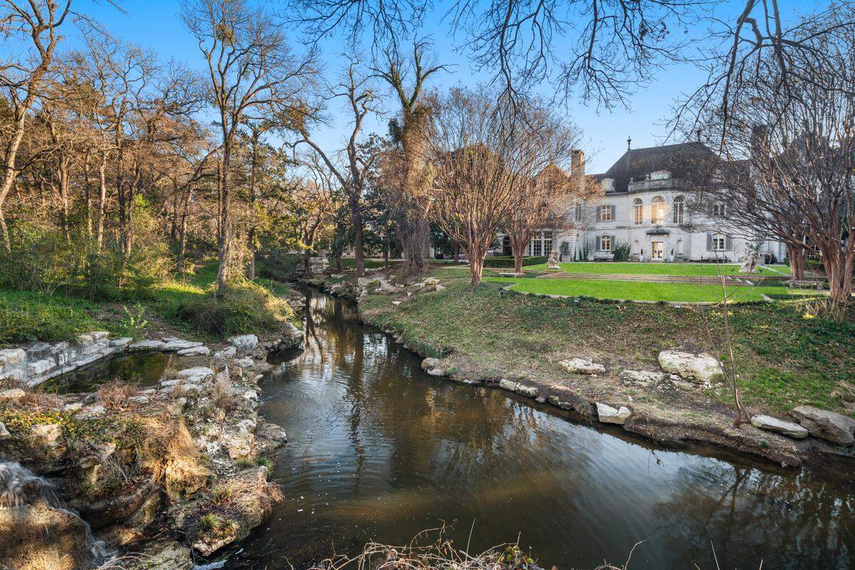 The natural creek passes through the back acreage of Crespi Estate as it flows up across Walnut Hill Lane.