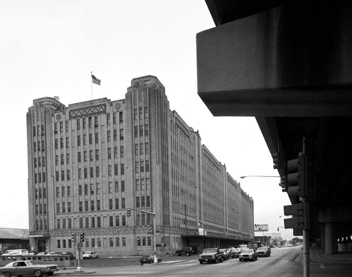 The Texas & Pacific warehouse, an eight-story landmark, was blocked from view for 43 years by the elevated Interstate 30 highway that bisected West Lancaster Avenue and curtailed redevelopment of the corridor. This 1981 photo, made from the intersection of Lancaster and Jennings, shows, at left, the freight warehouse with its distinctive Zigzag Art Deco patterns embedded in the brick and the elevated interstate on the right.&nbsp;