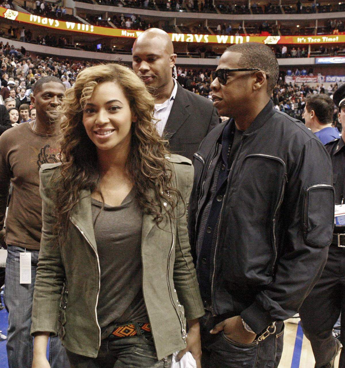 Recording stars Beyonce and Jay Z leave the MAvs game Wednesday. The Los Angeles Lakers play the Dallas Mavericks in NBA basketball action at American Airlines Center in Dallas, Texas, Feb. 24, 2010. (Fort Worth Star-Telegram/Paul Moseley)