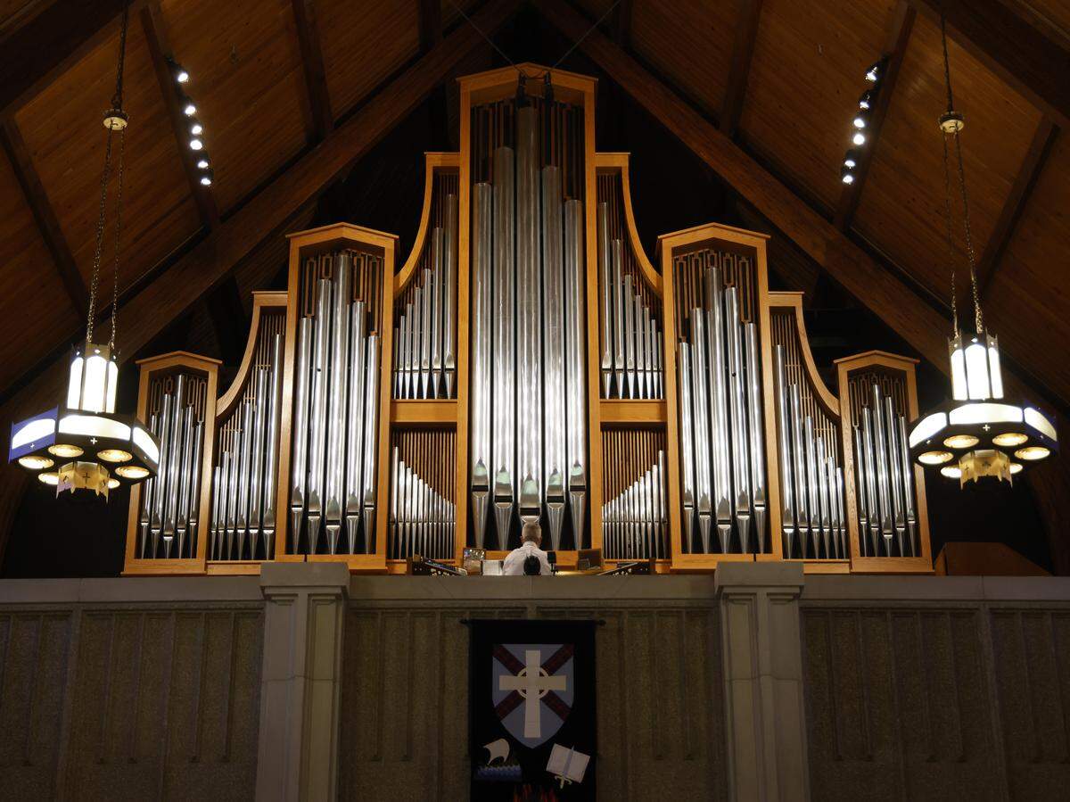  A wide shot taht shows the silver pipes of the organ.