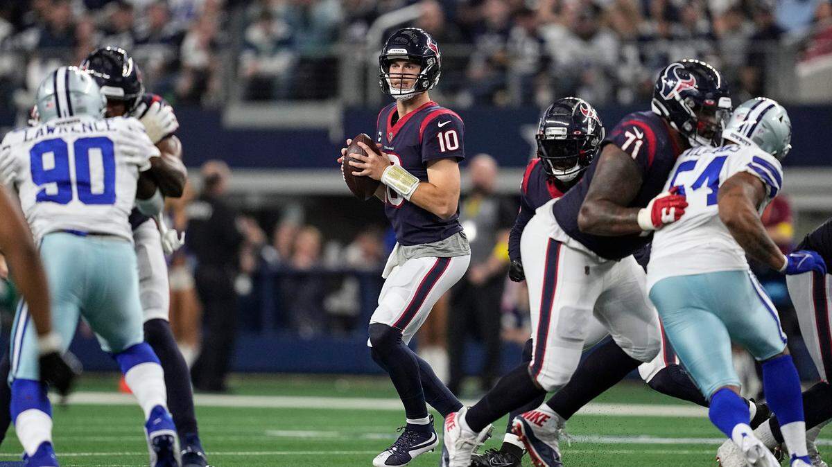 Houston Texans quarterback Davis Mills (10) looks for an open receiver during the second half of an NFL football game against the Dallas Cowboys, Sunday, Dec. 11, 2022, in Arlington, Texas. (AP Photo/Tony Gutierrez)
