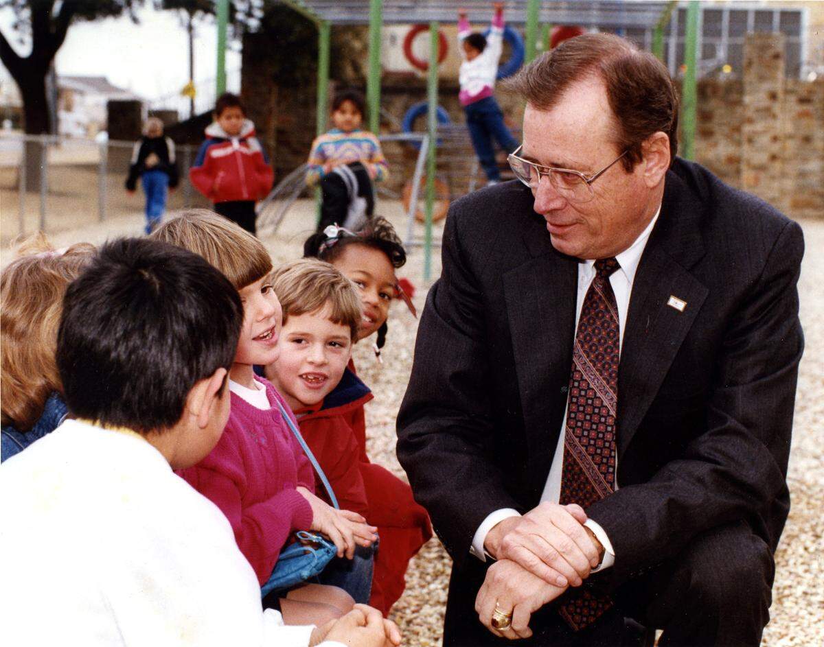 Jan. 5, 1990: Don Roberts, Fort Worth ISD superintendent, visits with North Hi Mount Elementary students Danny Rodriquez, Olivia Simpkins, Joseph Grindle and Saquarius Mayberry.