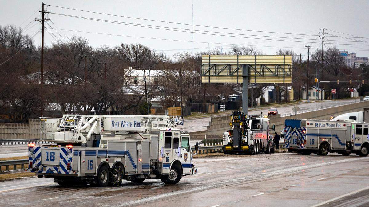 The Latest: Ice storm affects 22 North Texas counties until Thursday. Here’s what to expect
