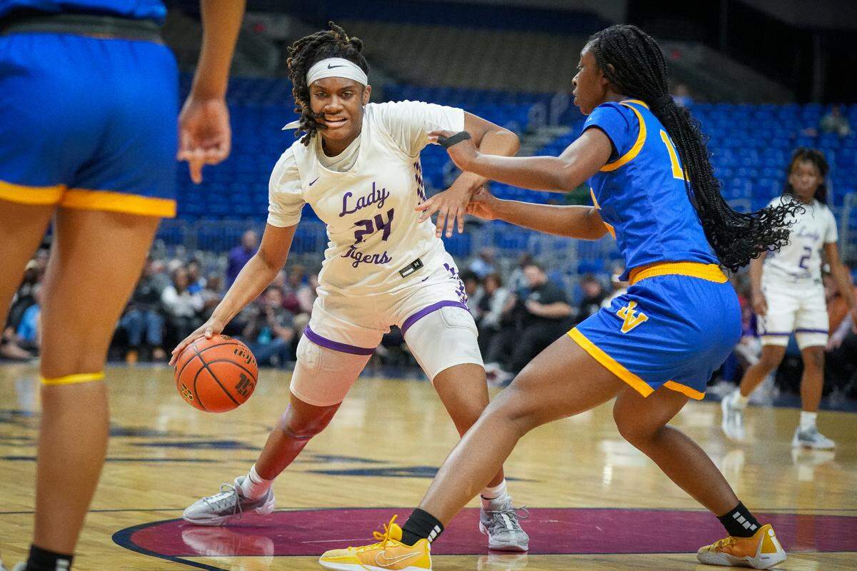 Dallas Lincoln’s Jada Patterson looks for room against Waco La Vega’s Sydney McKinney in a Class 4A state semifinal on Friday, March 1, 2024 at the Alamodome in San Antonio, Texas. La Vega won 65-60 in double overtime.