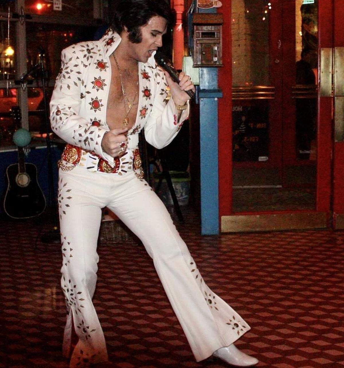 Elvis tribute artist Gib Maynard of Alba, Texas, returns to Chuy’s in Dallas this year. (facebook.com/etxelvis)