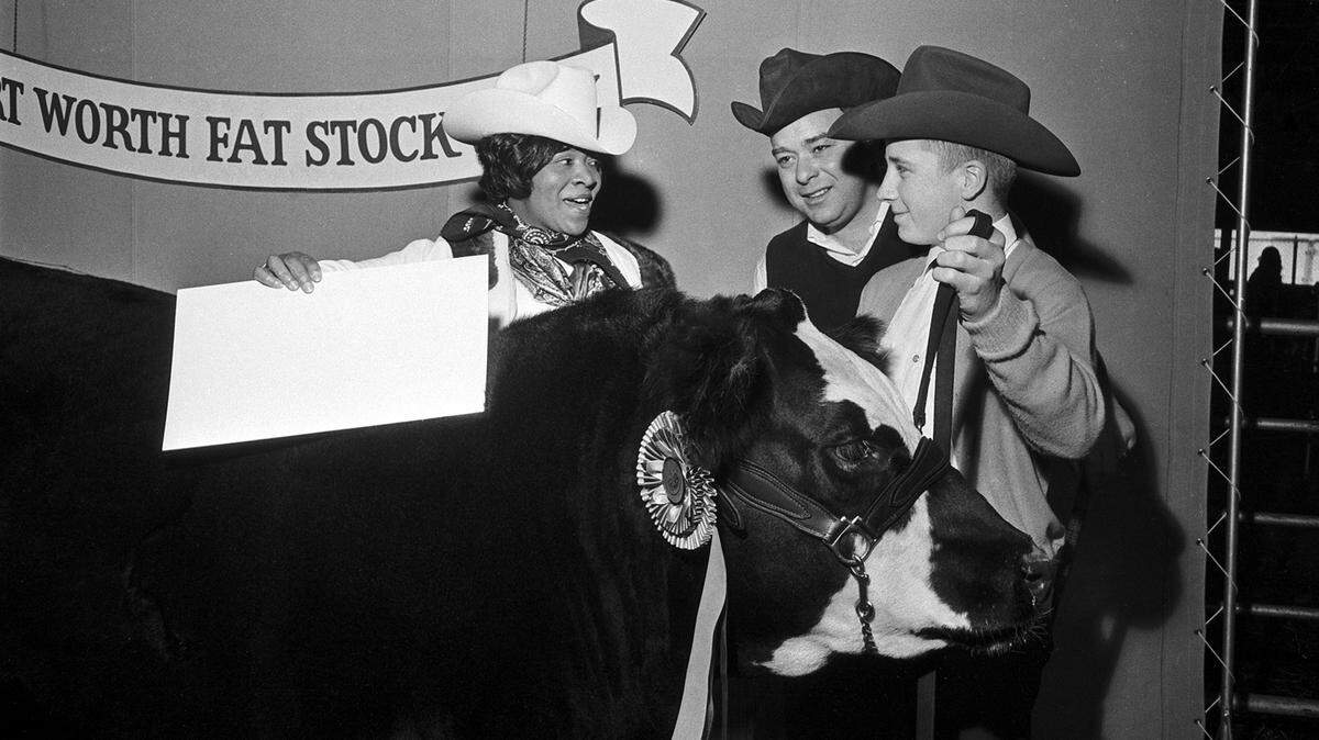 Beatrice Pringle, representing Good Publishing Co. of Fort Worth, bid $7,000 for the grand champion steer - owned by Duane Hilbert and the Dejong brothers of Lu Verne, Iowa - at the 1970 Fort Worth Fat Stock Show. Shown with Pringle are Hilbert, center, and Miles Dejong.