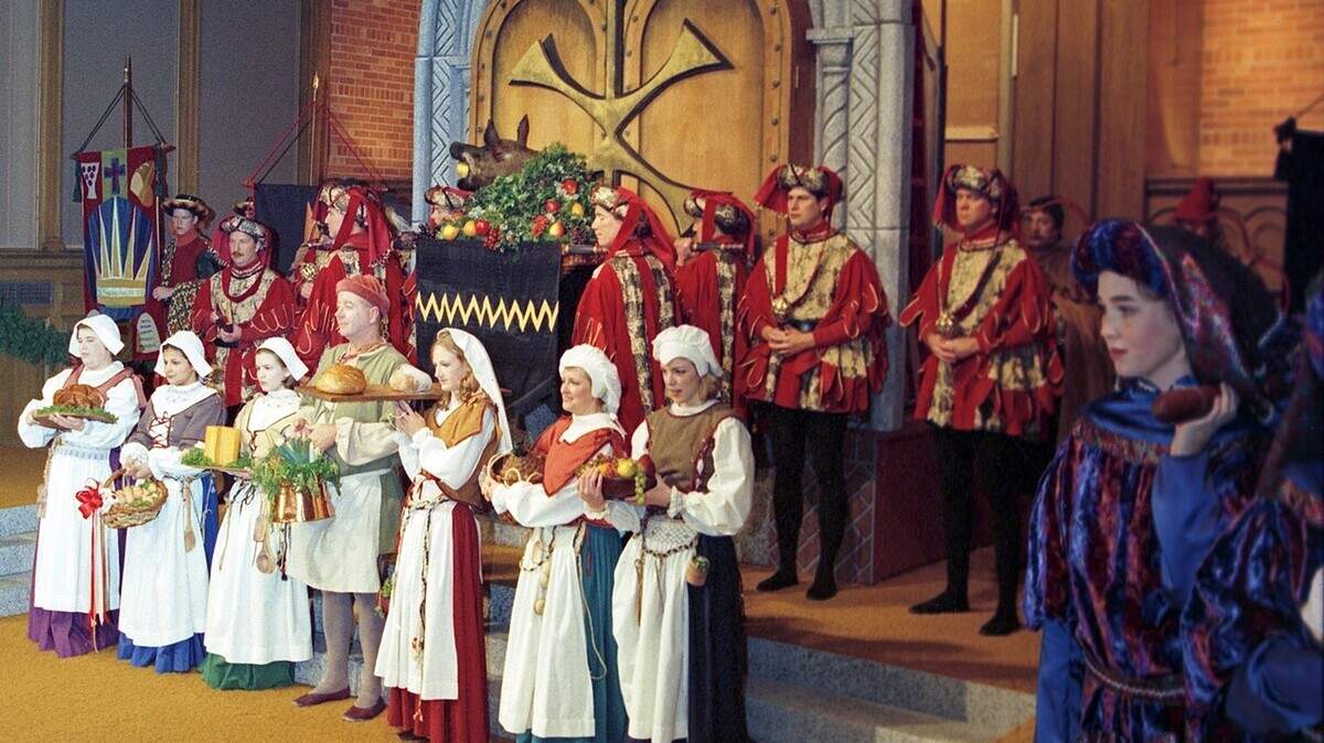 Medieval costumes, from Beefeater guards’ crimson jackets to cooks in long white aprons, remain part of the pageantry at the annual Boar’s Head and Yule Log Festival, an Epiphany celebration at University Christian Church. This photo is from 1998.