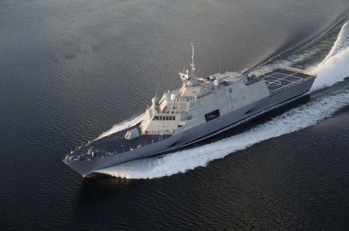 USS Fort Worth in sea trials on Lake Michigan.