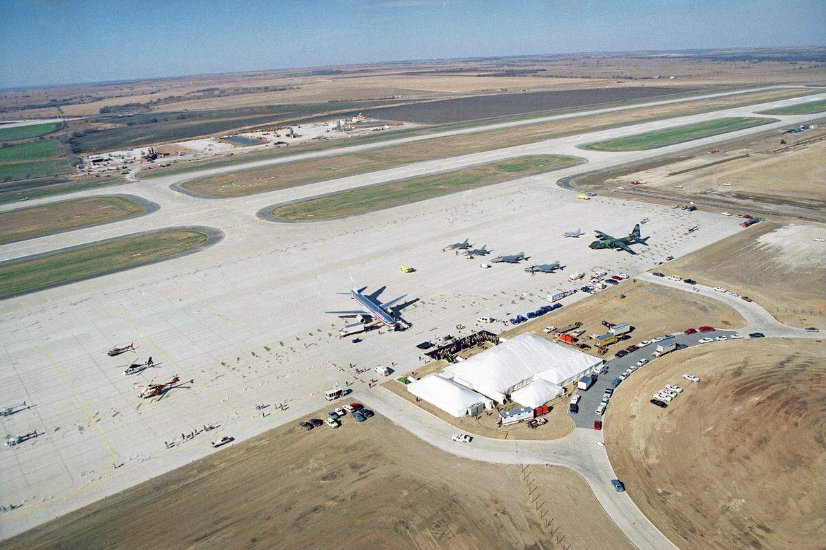 Dec. 14, 1989: An American Airlines 757 with 150 dignitaries and guests pulls into the new Alliance Airport in Fort Worth to a crowd of more than 300 spectators. There are several other military aircraft on the tarmac. This was part of inauguration ceremonies for the $35 million airport. Those on board the 757 included former House Speaker Jim Wright, Reps. Pete Geren and Dick Armey, and Texas House Speaker Gib Lewis. Ross Perot Jr. was also on board in the cockpit of the Boeing, piloted by senior American Airlines pilot Wendell Dobbs and co-pilot J.S. Fowler.