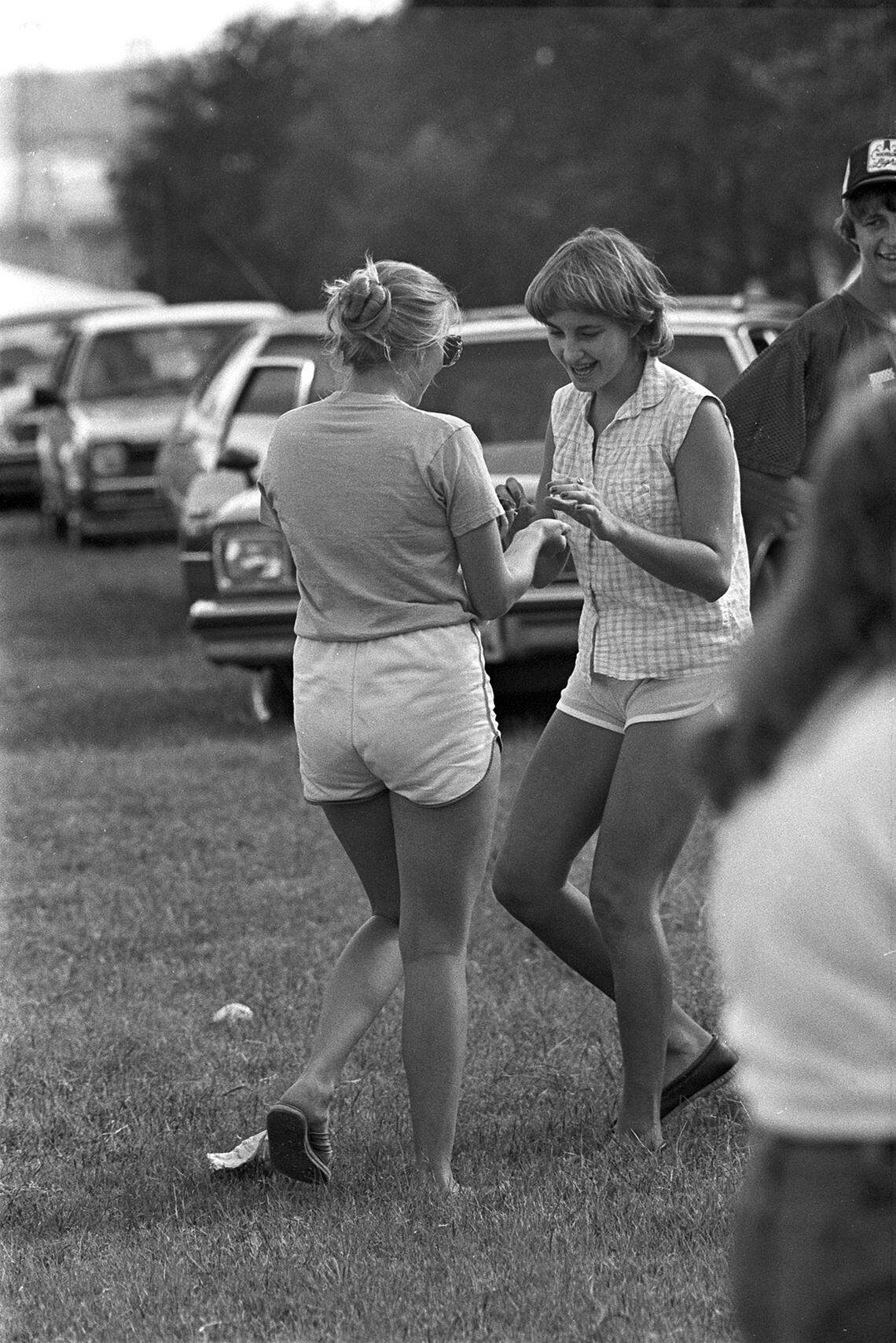 Oct. 4, 1981: A crowd had gathered at Rose Hill Memorial Park in Fort Worth by the time Lee Harvey Oswald’s exhumed remains returned to the cemetery after an autopsy in Dallas. Debra Novak, left, of Fort Worth came away with a rock from Oswald’s grave.