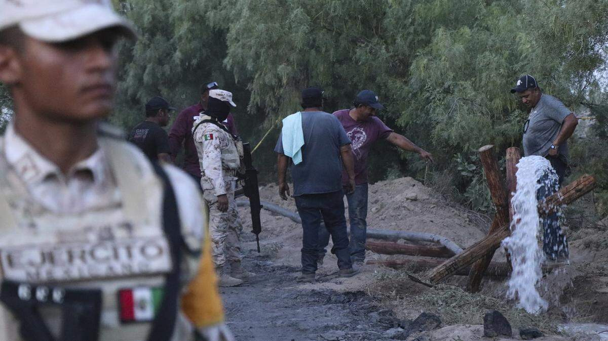 A coal mine tunnel collapsed and flooded last week in Sabinas, Coahuila, Mexico, trapping ten miners underground. Rescue crews will try to send drones, divers.
