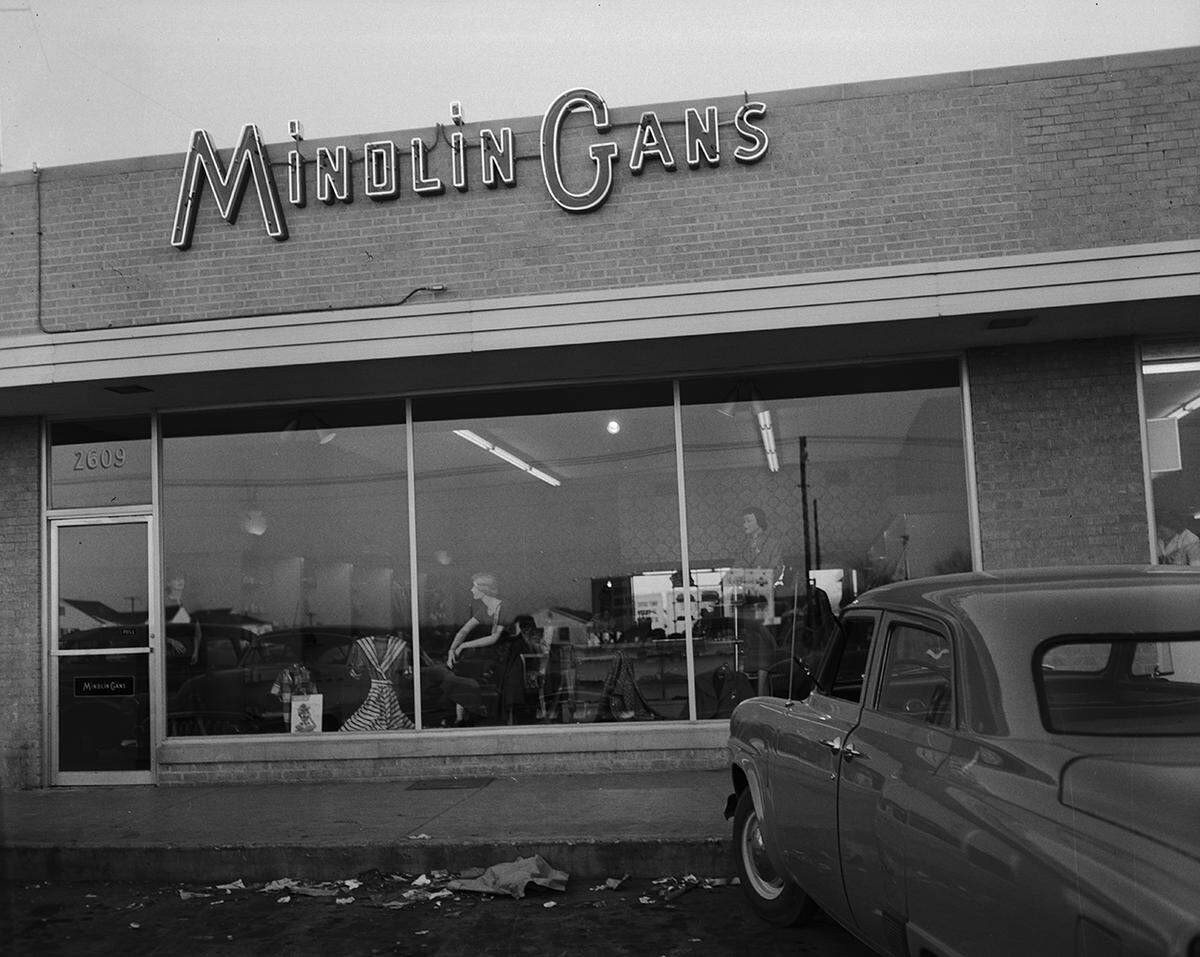 Jan. 25, 1952: Mindlin Gans’ suburban store owned by David B. Mindlin at 2609 W. Berry. Shop specialized in women’s sportswear and casual clothes and featured handbags, hosiery, lingerie and costume jewelry.