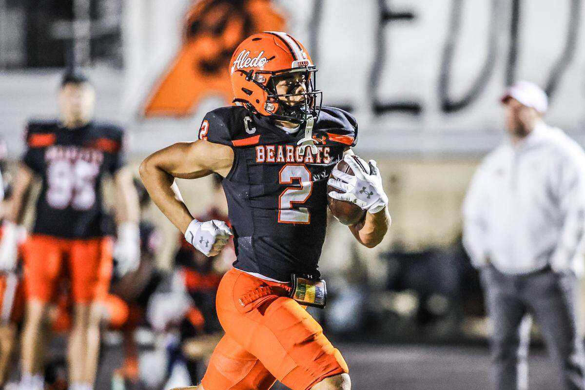 Aledo’s Kaydon Finley (2) catches a short pass against Saginaw and turns it into a touchdown just before halftime in a Class 5A Division I bi-district playoff game on Thursday, November 13, 2025 at Tim Buchanan Stadium in Aledo, Texas.