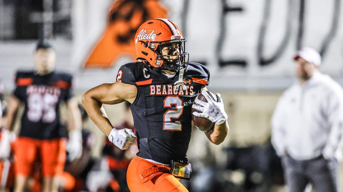Aledo’s Kaydon Finley catches a short pass against Saginaw and turns it into a touchdown just before halftime in a Class 5A Division I bi-district playoff game on Nov. 13 at Aledo.