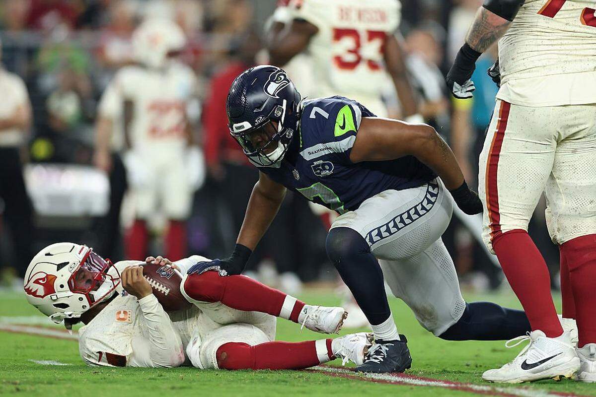GLENDALE, ARIZONA - SEPTEMBER 25: Uchenna Nwosu #7 of the Seattle Seahawks sacks Kyler Murray #1 of the Arizona Cardinals during the NFL 2025 game at State Farm Stadium on September 25, 2025 in Glendale, Arizona. The Seahawks defeated the Cardinals 23-20. (Photo by Christian Petersen/Getty Images)