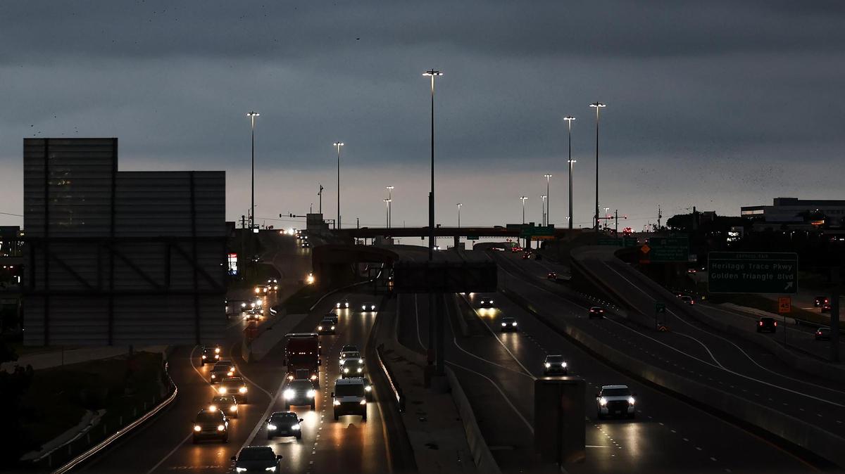 Traffic flows south on Interstate 35W after passing under the Heritage Trace Parkway overpass on July 5. In 2015 an SUV slammed into the back of the Estelles family’s vehicle near this location, resulting in the death of two of their children.