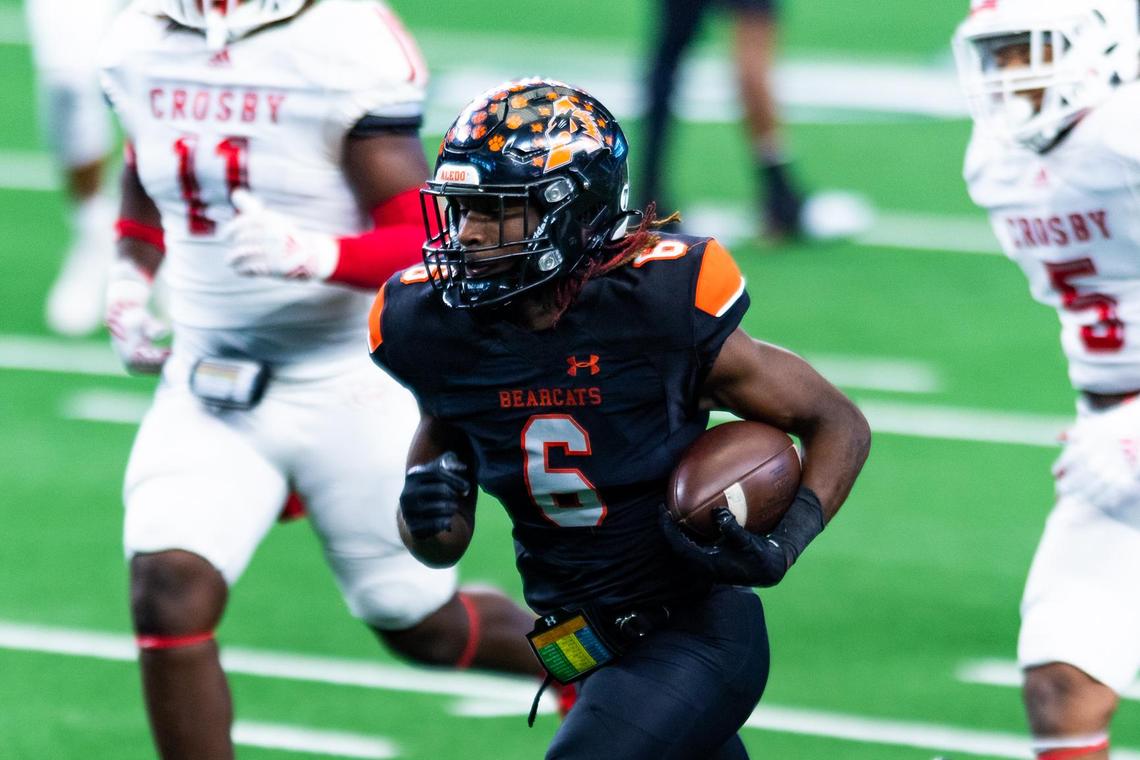 DeMarco Roberts (6) takes the ball down the middle for a touchdown during the 2nd quarter of the 5A Division 2 state championship game at AT&T Stadium in Arlington between Aledo and Crosby on January 15th, 2020.