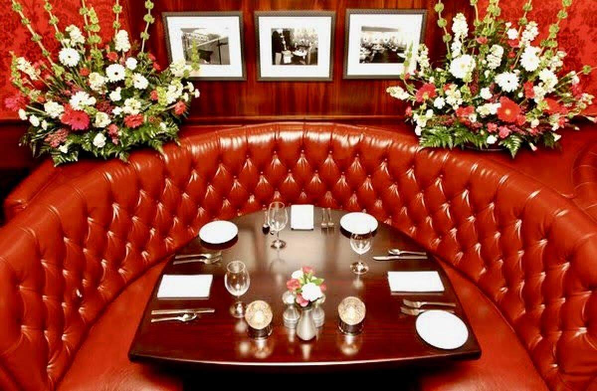 A booth at classic Durant’s steakhouse in downtown Phoenix.