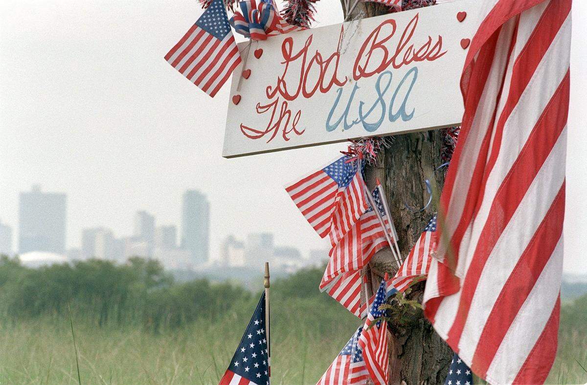 Three days after the 9-11 terror attacks in 2001, the “Homeless Christmas Tree” was adorned with American flags, red garland, balloons that read “God Bless the U.S.A.” The city of Fort Worth can be seen in the background Sept. 14, 2001.