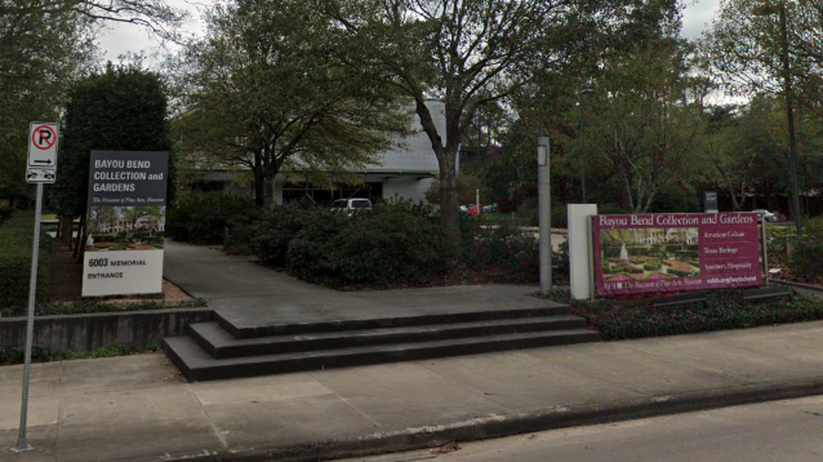 Suspects fled from a Houston museum Tuesday night after a reported break-in, police say.