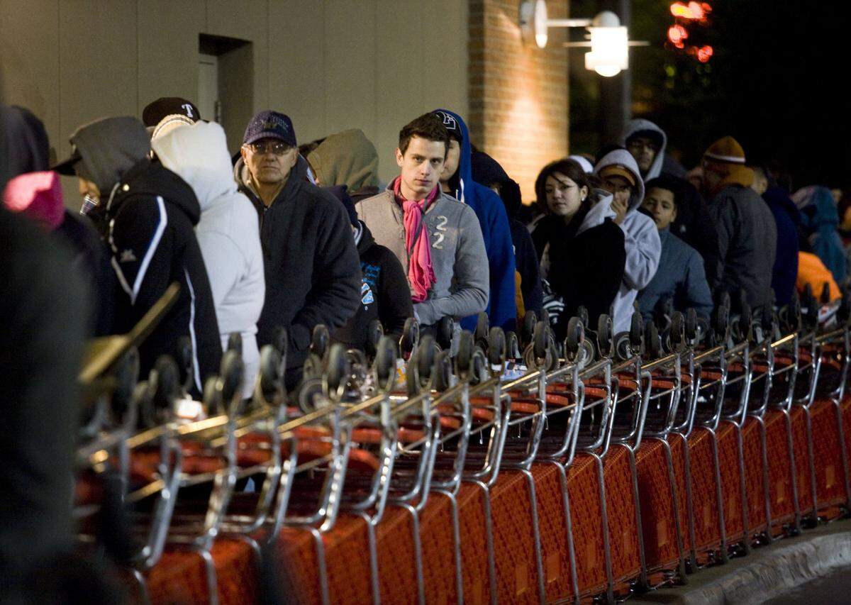 2010: A long line of people wait for Best Buy in Hurst to open. Several people bought large televisions