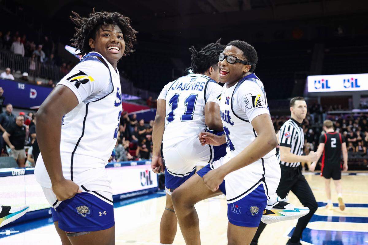 Mansfield Summit players celebrate at midcourt after clinching a spot in the Class 5A Division II state championship game with a 52-35 victory over Lucas Lovejoy on Tuesday at Moody Coliseum in Dallas.