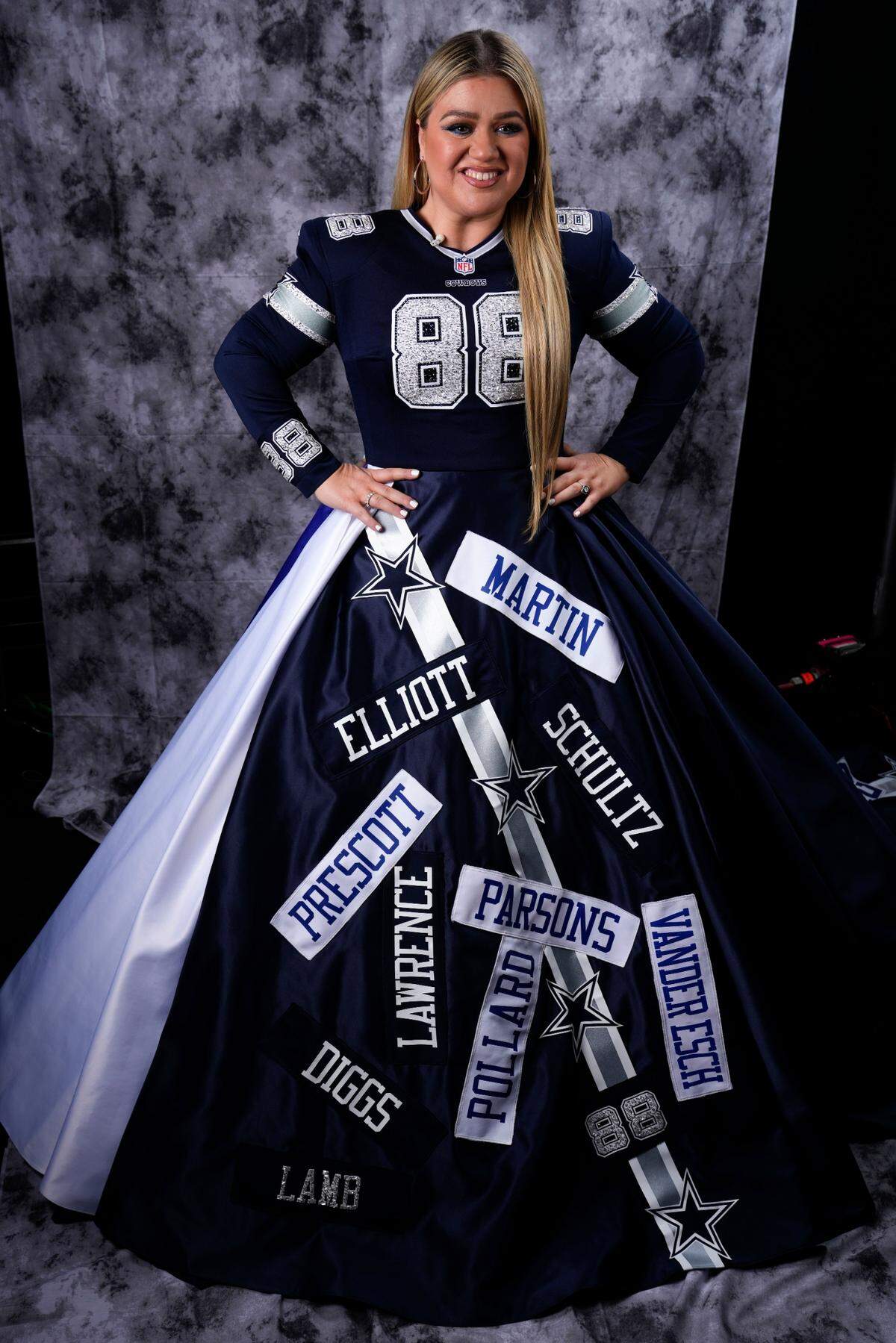Kelly Clarkson poses for a photo before the NFL Honors award show ahead of the Super Bowl 57 football game, Thursday, Feb. 9, 2023, in Phoenix.