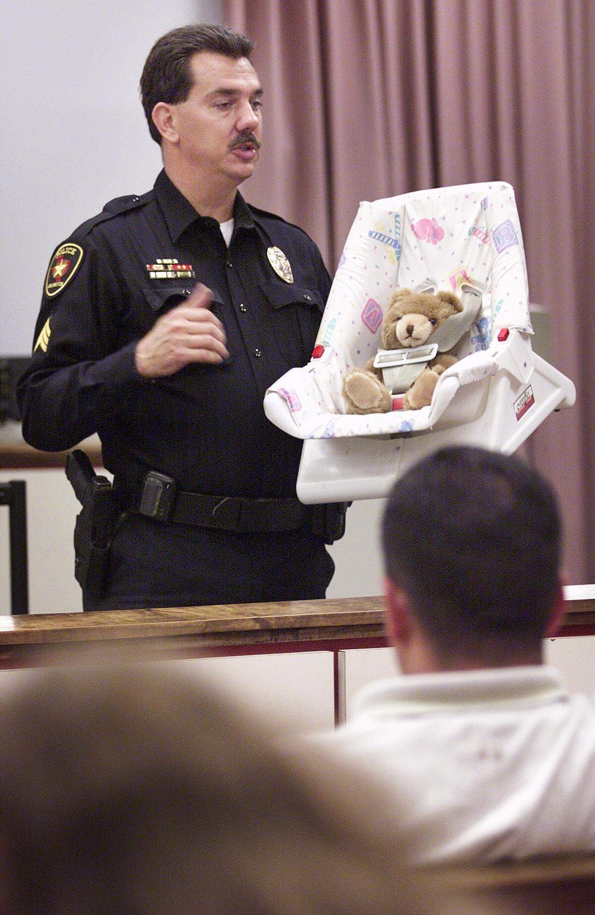 Arlington police Sgt. Bill Stallsworth teaches a safety class for motorists who were ticketed for seatbelt violations at the Arlington municipal court building in October 2000.