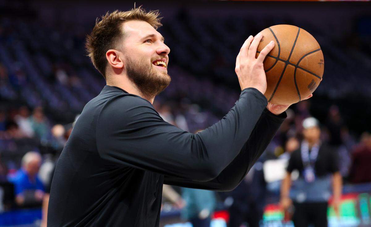 Dallas Mavericks guard Luka Doncic (77) warms up before a game against the Phoenix Suns at American Airlines Center.