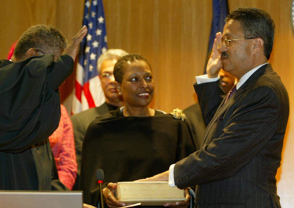 Judge L. Clifford Davis (left) swears in Roy Charles Brooks as Precinct 1 Tarrant County Commissioner Precinct One as Brooks’ wife, Jennifer, looks on in 2005. (File photo)