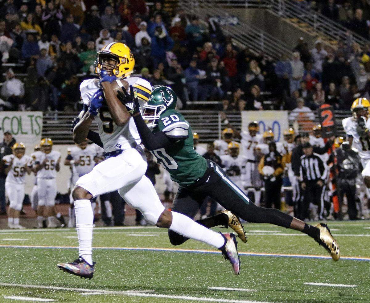 Lamar wide receiver Isaiah Neyor, scoring a touchdown against Arlington earlier this season, helped lead the Vikings past Odessa Permian in a Class 6A Division I area playoff Friday in Abilene