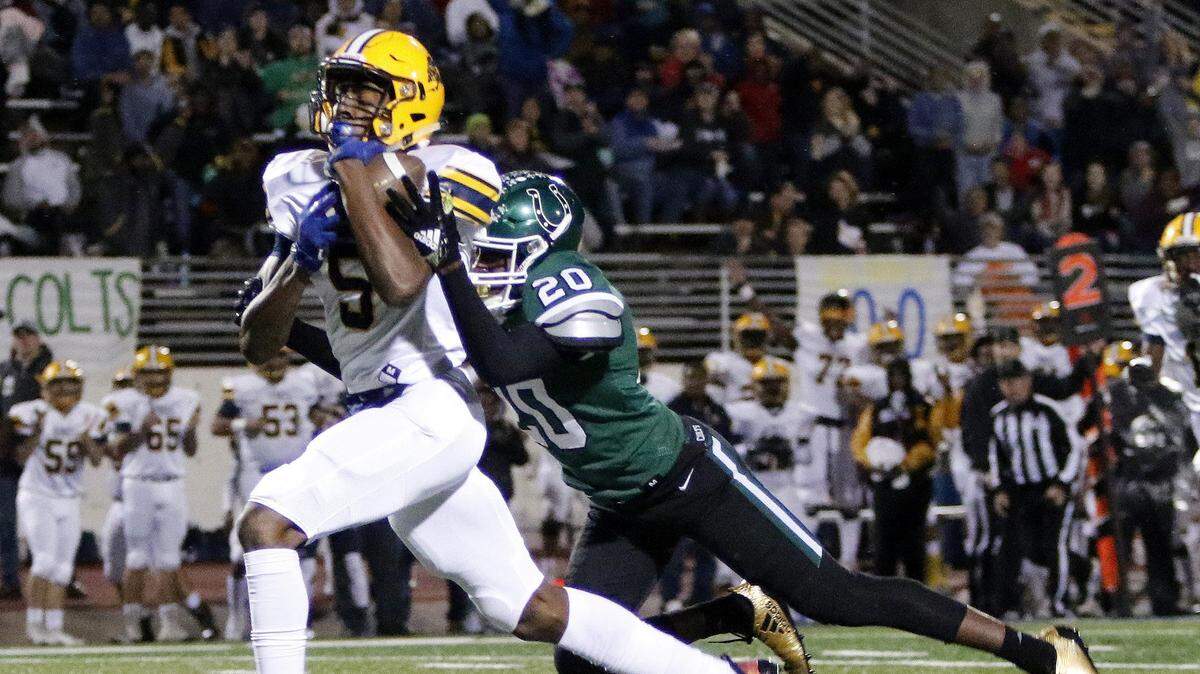 Lamar wide receiver Isaiah Neyor, scoring a touchdown against Arlington earlier this season, helped lead the Vikings past Odessa Permian in a Class 6A Division I area playoff Friday in Abilene