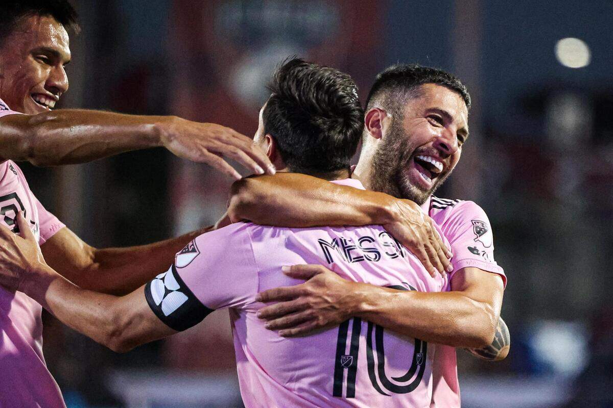 Lionel can be seen smiling as he hugs teammate.