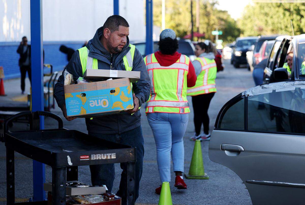 Volunteer Victor Hernandez loads food into cars for clients picking up groceries from the food pantry from the Community Food Bank of Fort Worth on Monday, Nov. 10, 2025.