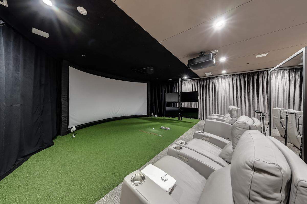 Golf practice facility
