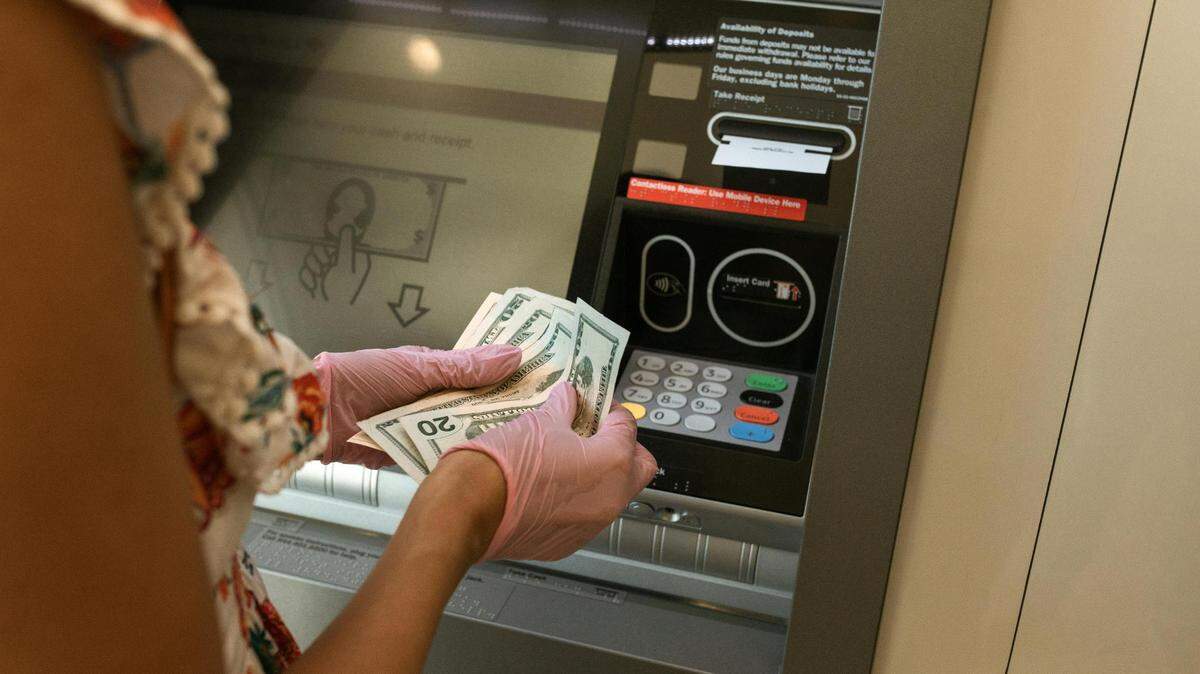 Are banks open in Fort Worth on New Year’s Eve? What about New Year’s Day?