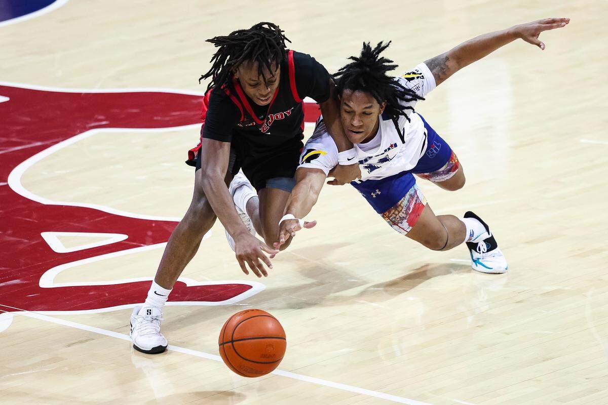 Mansfield Summit guard Sebastian Pena (11) dives for a loose ball with a Lucas Lovejoy player during a Class 5A Division II state semifinal Tuesday at Moody Coliseum in Dallas.
