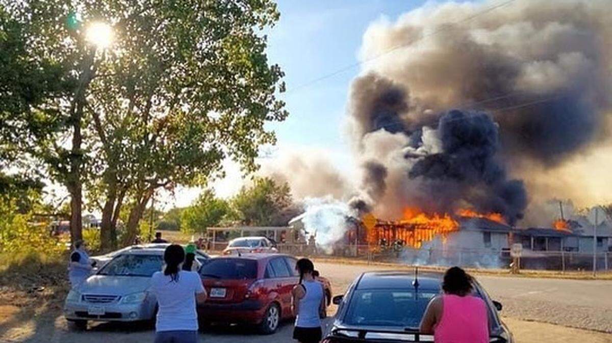 A fire that started in a kitchen destroyed three homes and spread to several other structures in south Tarrant County on Tuesday night near Rendon.