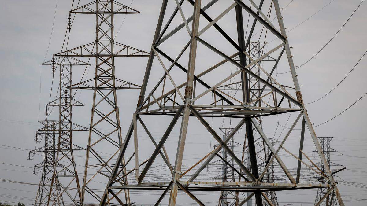Power lines out of the Handley Generating Station along Rosedale Street in Fort Worth.
