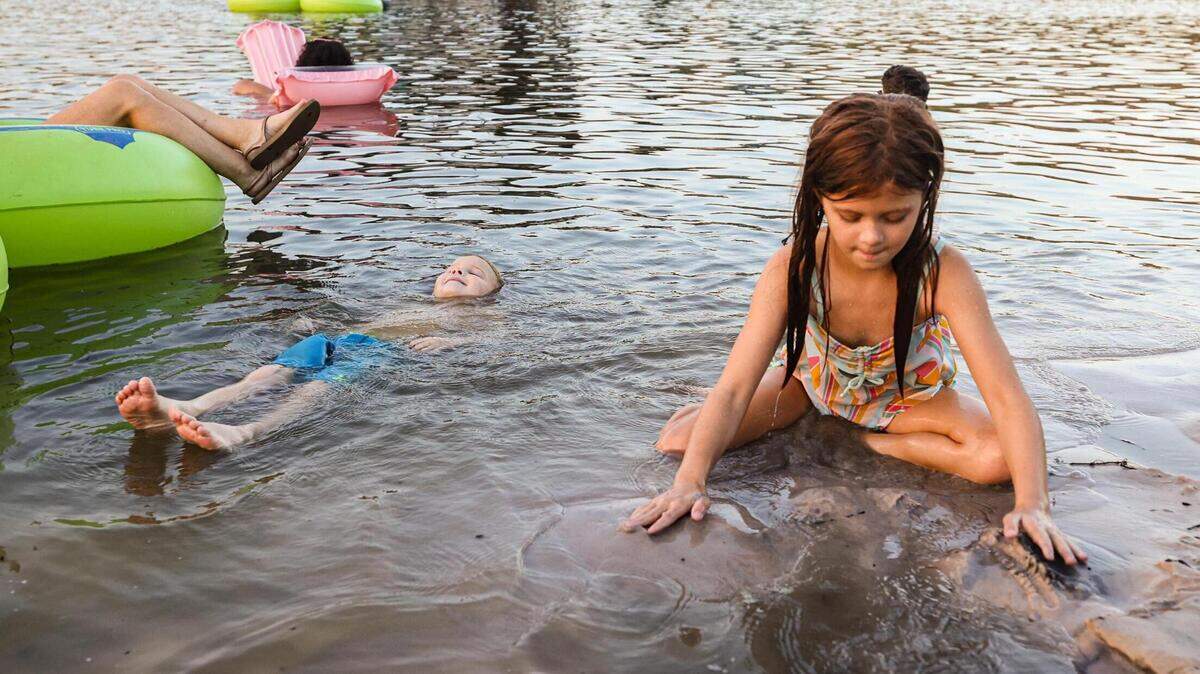 Siblings Audie, 6, and Zoe Boynton, 9, play in the water to stay cool in the heatwave during the Rockin’ The River Live on the Trinity Concert event at the Panther Island Pavilion in Fort Worth on Thursday, July 13, 2023.